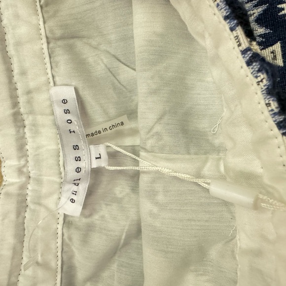 Endless rose, geometric pattern blue and white brocade shorts - Picture 5 of 5